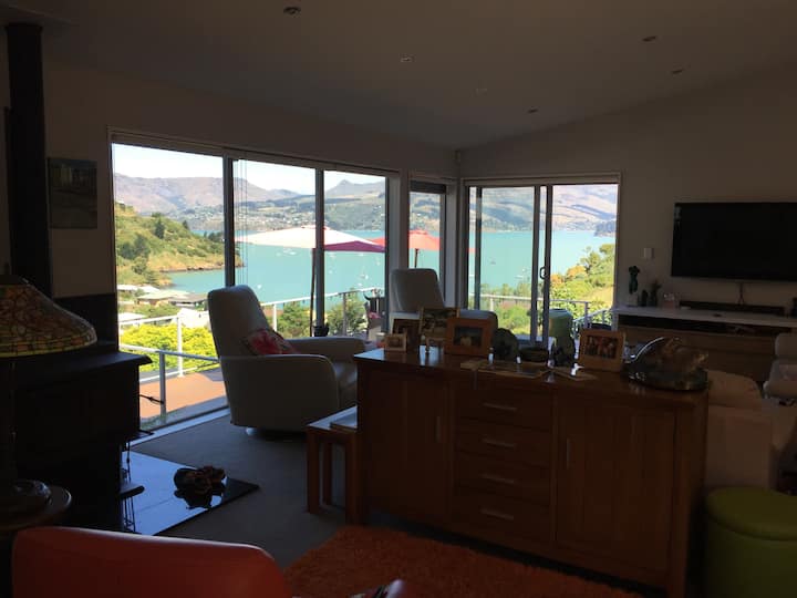 Esta es la vista desde el salón de la cocina abierta 