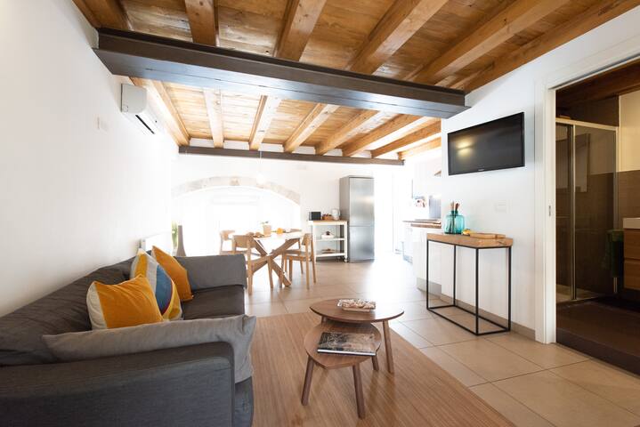 Entire home with 2 bedrooms in Syracuse - Theatre Wi -fi House