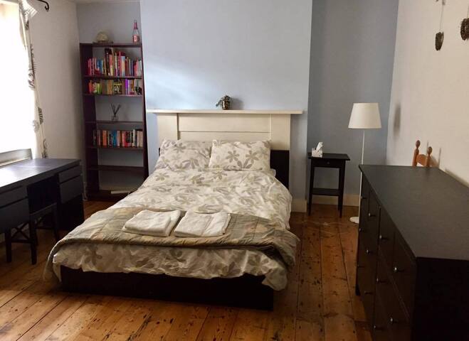 Double bedroom, own bath and kitchen in Islington