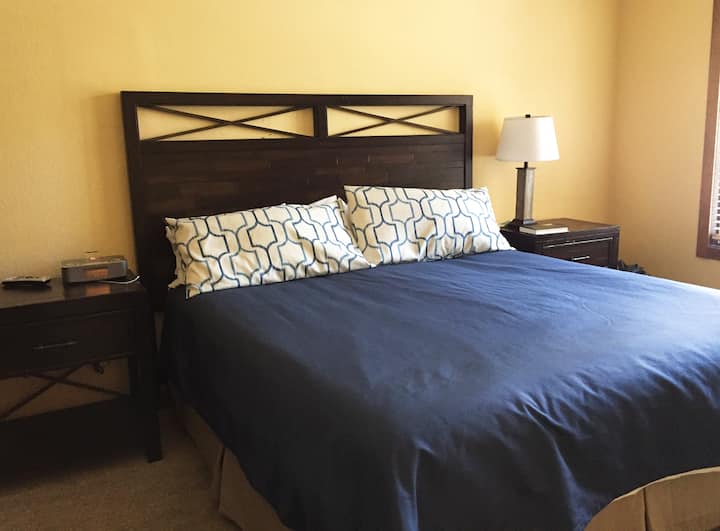 Dormitorio con cama king size