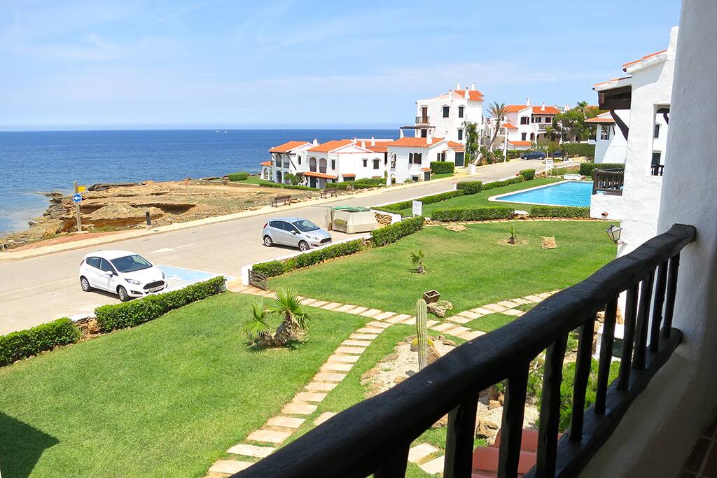 El apartamento tiene vistas a mar abierto. Desde la terraza se pueden ver las dos piscinas de la comunidad.