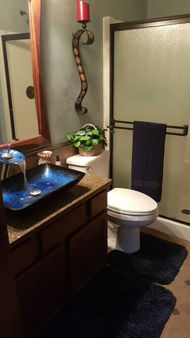 King room bathroom.