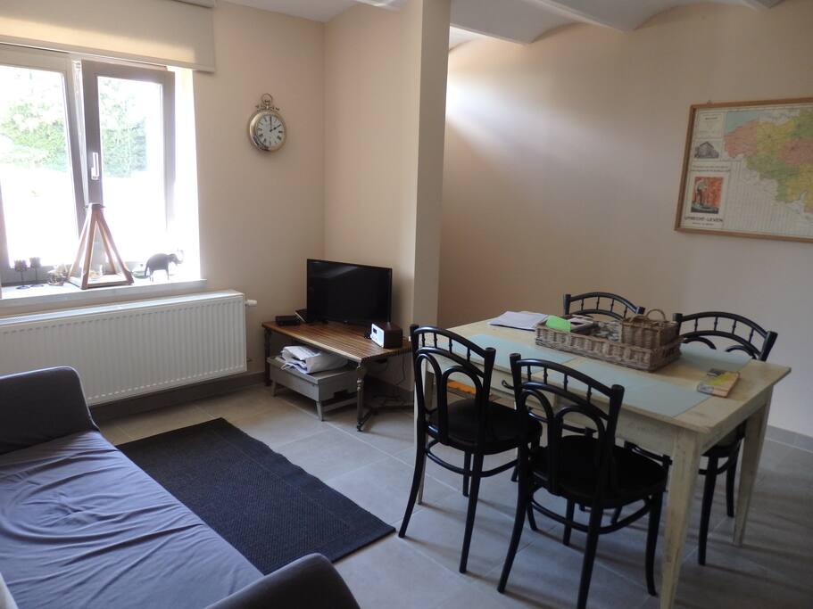 Eet- en zitplaats met de hal rechts - dining room & seating area with the hallway at the right