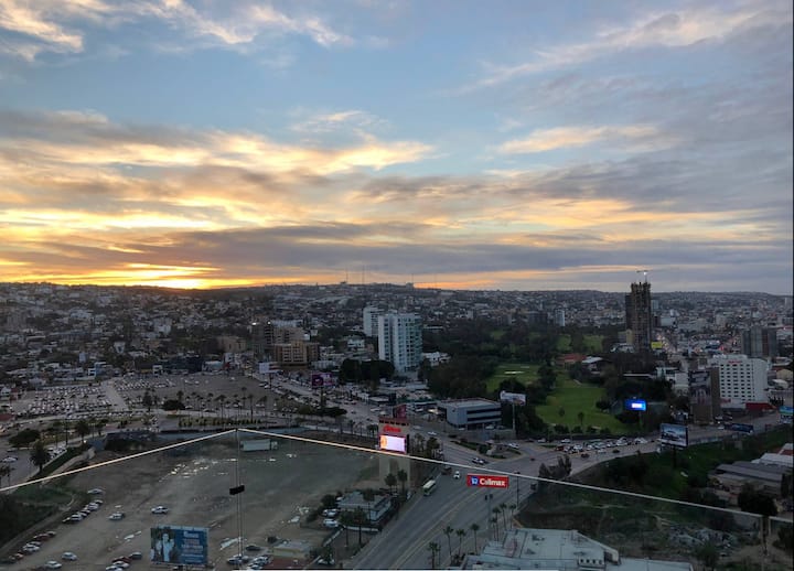 Disfruta de hermosas puestas de sol desde el balcón privado.
