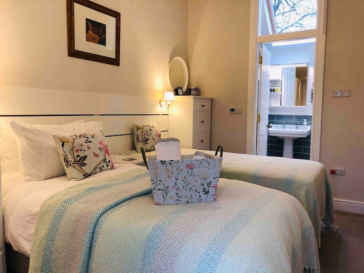 Second bedroom with ensuite. Twin beds can be made into super king.
