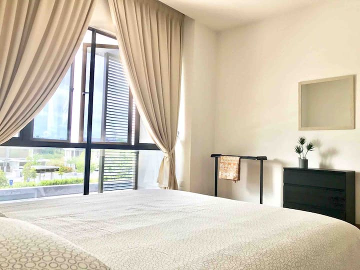 Room 2: 1st floor, queen bed, en-suite bath, aircond