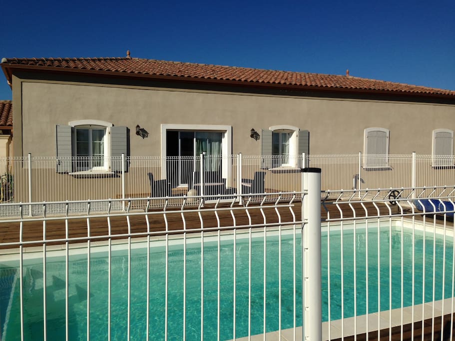 piscine avec sécurité enfants et escalier