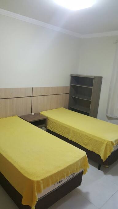 Quarto solteiro com 2 camas e um colchão solteiro.Ar condicionado!