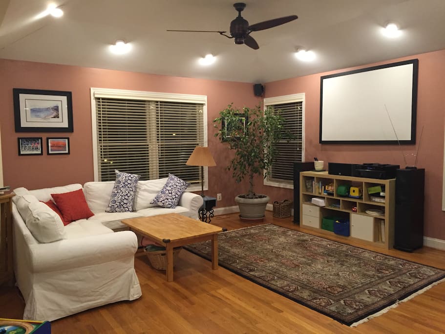 Living room with Apple TV, large screen and movie projector. Netflix, ABC/NBC, ESPN available via Apple TV