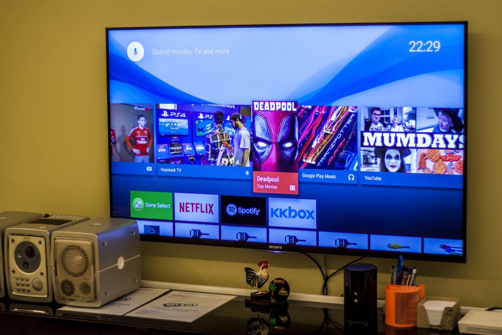 Unlimited WIFI Internet speed 100Mbps , Android Smart TV size 50 inches. 客厅备有速度100Mbps无限上网,50寸安卓智能电视机