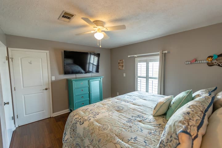 65- инчов телевизор и в главната спалня с Netflix, року и др. 