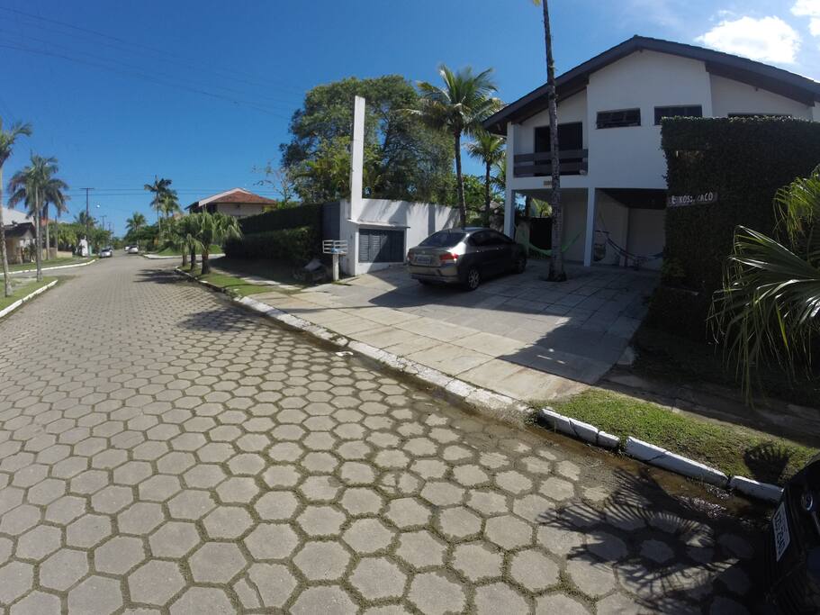 Casa com dois terrenos e de esquina a 200m da praia.