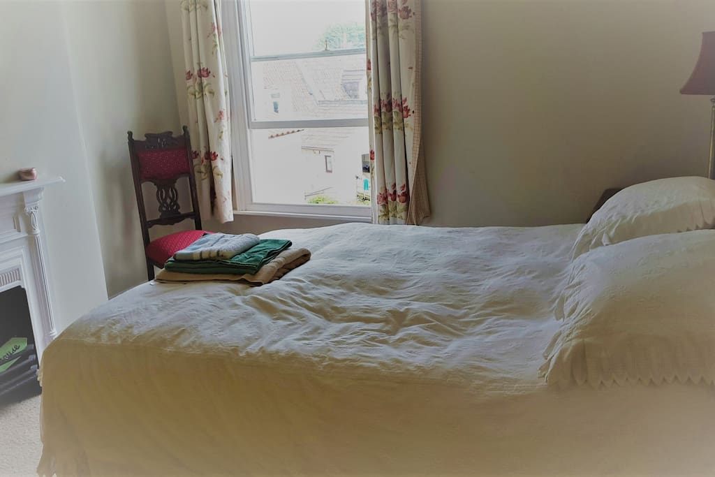 Large sunny kingsize bedroom
