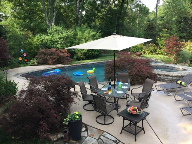 Close,private,pool,pets and kids!