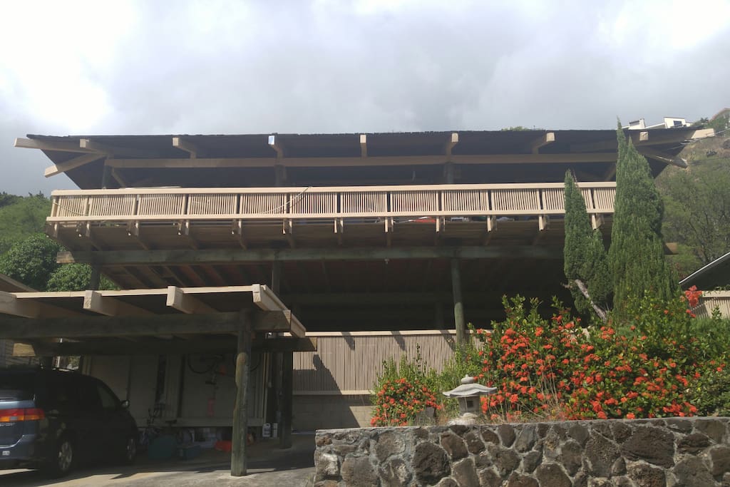 Street view, house has a dozen poles running thru and supporting the redwood house, walk 2 wide stairs to get this tree top view, highest point in the mountain side of wailupe circle, Panoramic Ocean views with tropical palm trees the whole way