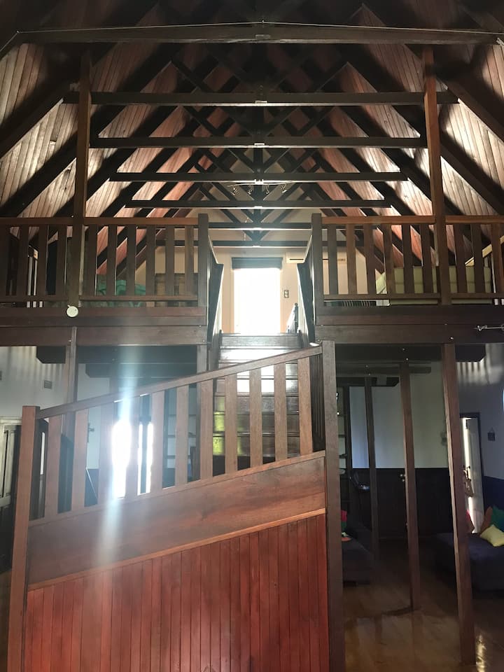 أعلى هذه السلالم توجد الشقة العلوية وغرفة النوم الرئيسية