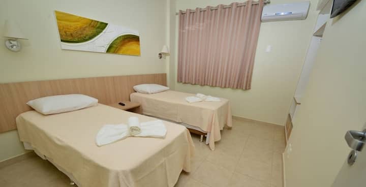 ห้องพักพร้อมเตียงคู่หนึ่งเตียงหรือเตียงเดี่ยวสองเตียง (ไม่รวมเครื่องนอน)