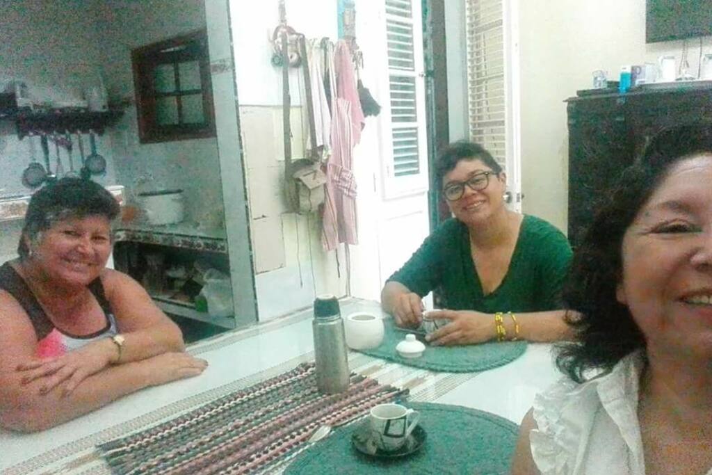 Disfrutando de un delicioso café cubano junto a nuestros huespedes