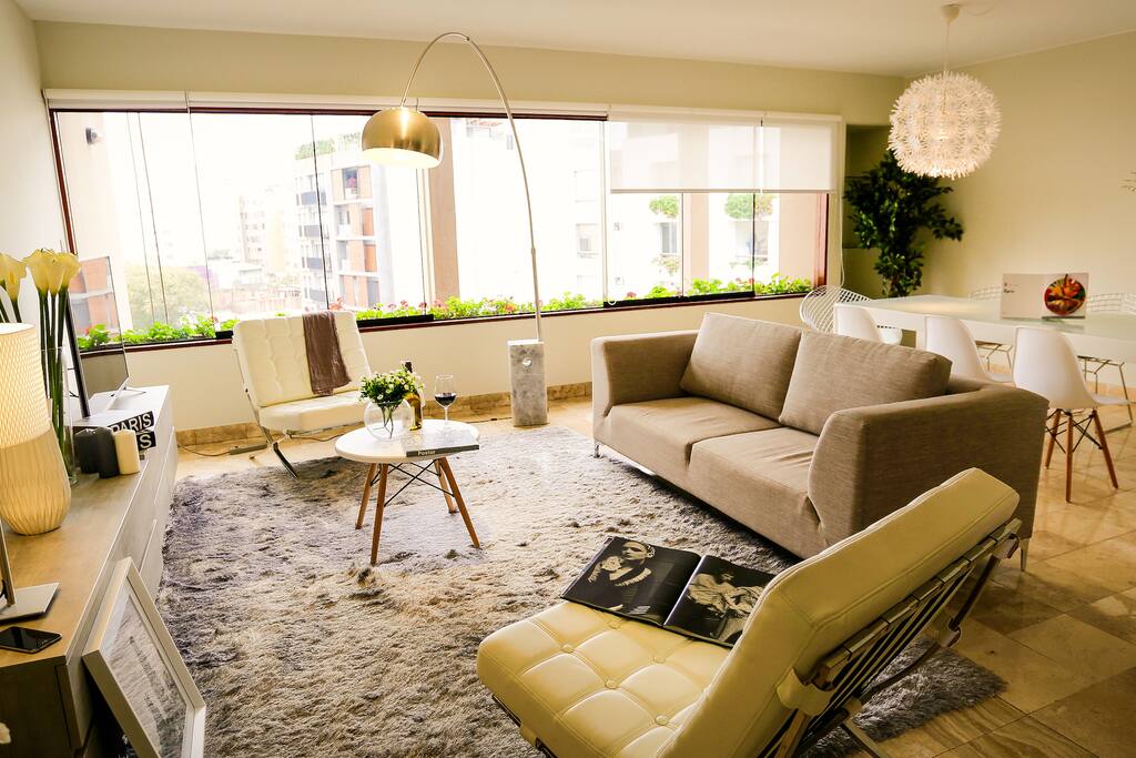 LIVING ROOM - " The place was amazing! It was very spacious and comfortable " - She Da ( Toronto - Canada )