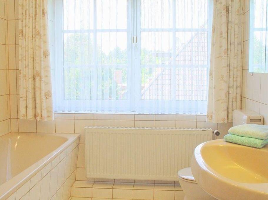 St. Peter-Ording Ferienwohnung Klinker: Dusche/WC mit Wannenbad
