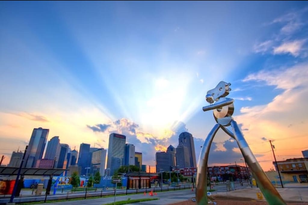 Time of your life in DEEP ELLUM!