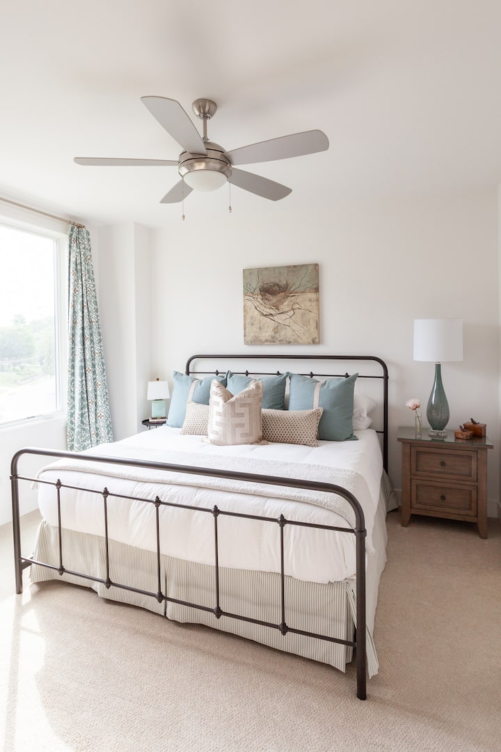 تحتوي غرفة النوم الرئيسية رقم2 على أسرّة عالية الجودة بمقاس كينج مع ستائر مخصصة لإظلام الغرف وتلفزيون ذكي. 