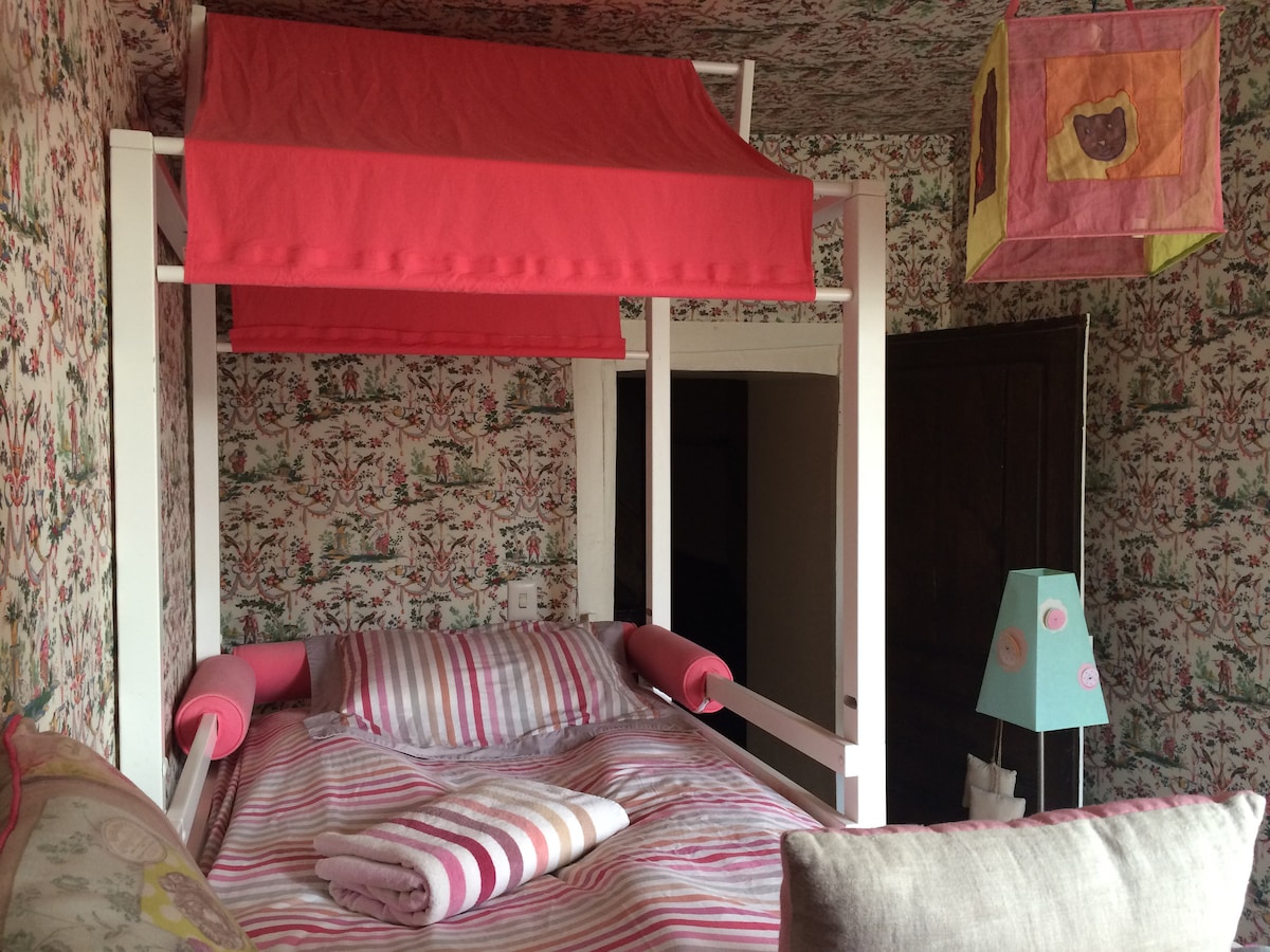 ЧЕЗЕМБРЕ СПАЛНЯ, ВИСОКО ЕДИНИЧНО ЛЕГЛО С ИЗГЛЕД КЪМ ГРАДИНАТА, ПЛАТНО