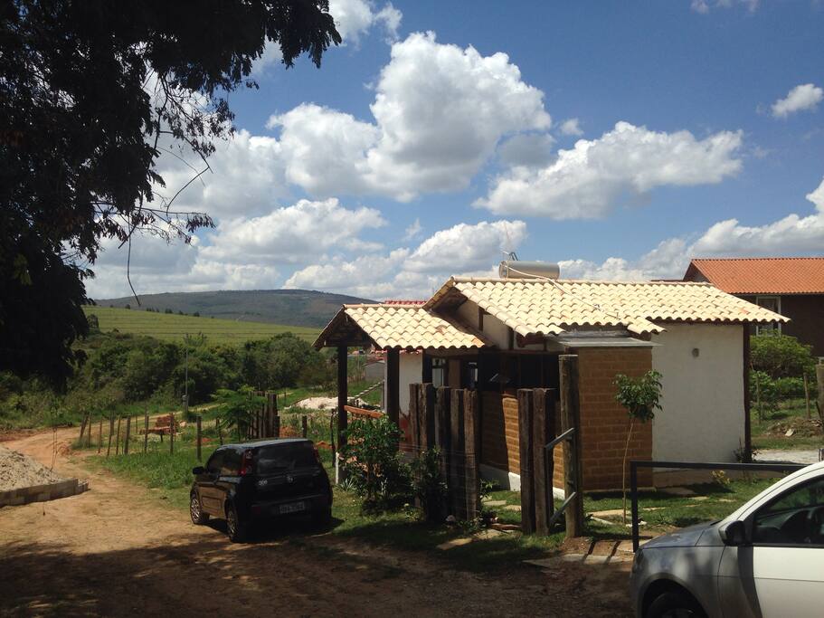Chalézinho lindo, quase rural a uma quadra da pizzaria do Betão, bar do GG e restaurante uai tche