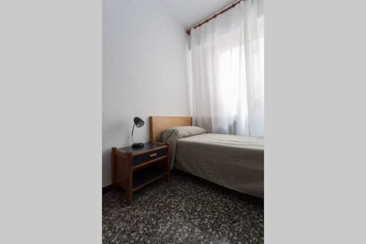 Habitación con cama individual para una sola persona.