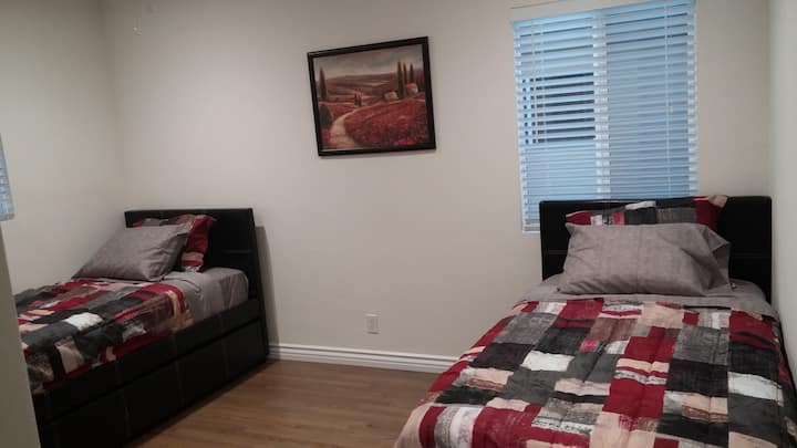 Chumba cha 3 cha kulala na vitanda 2 vya Twin & kila kitanda cha Twin na kitanda cha trundle