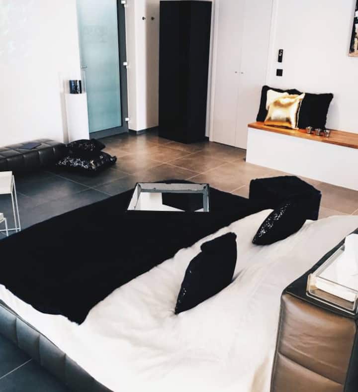 מיטת עור יוקרתית ענקית, מצעים מהבית "פלמינגו" 