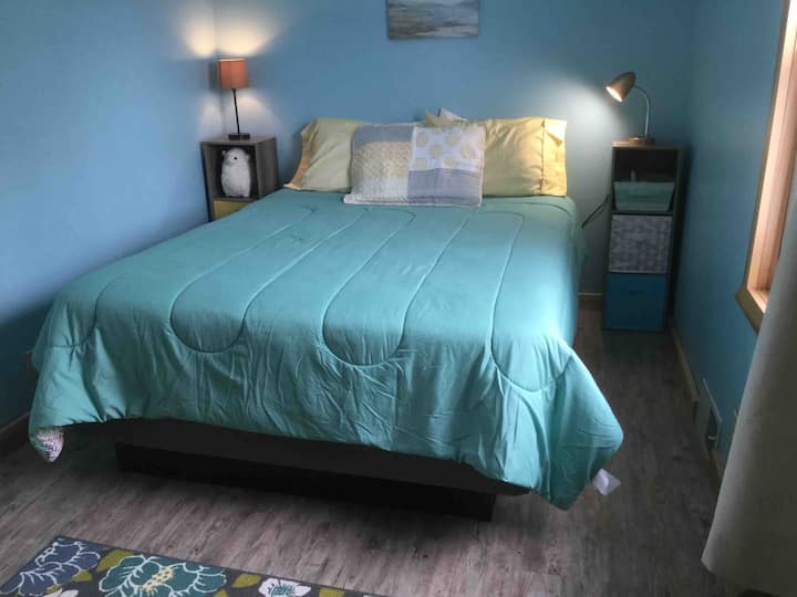 Ова е најмалиот БР. Има стол, клупа за багаж и голем целосен плакар зад камерата.