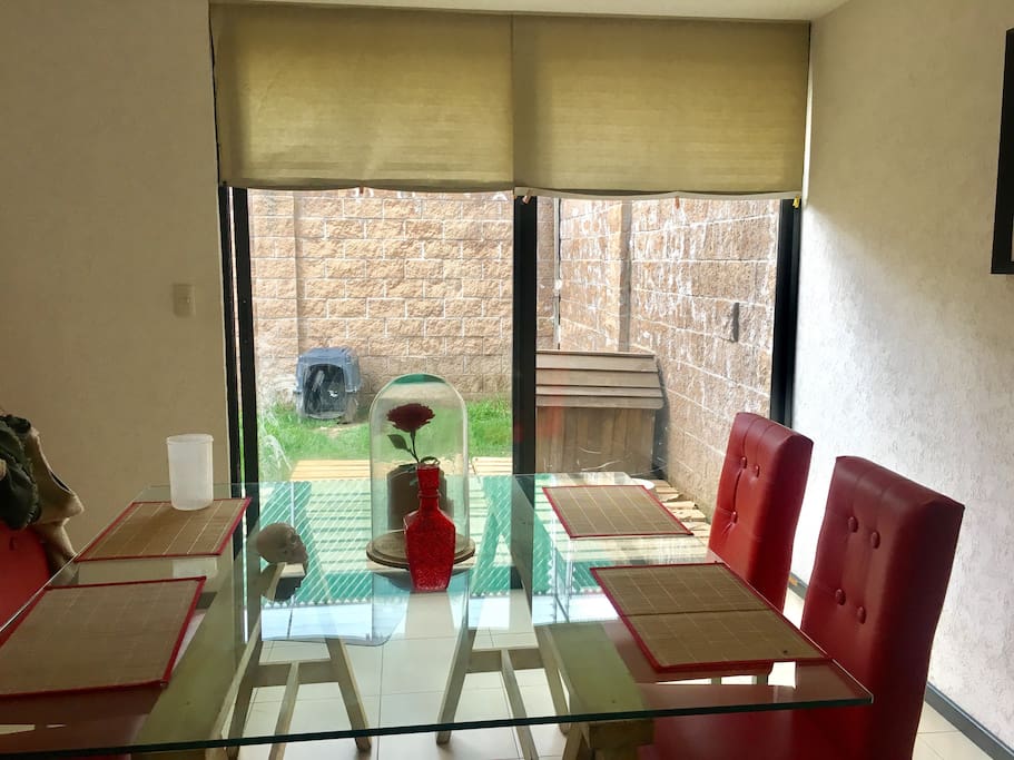 Comedor con vista al jardín