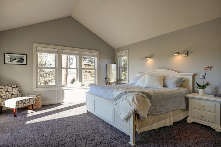 楼上的主卧室配备加大双人床