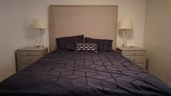 Chumba cha kulala kilicho na kitanda cha ukubwa wa Queen