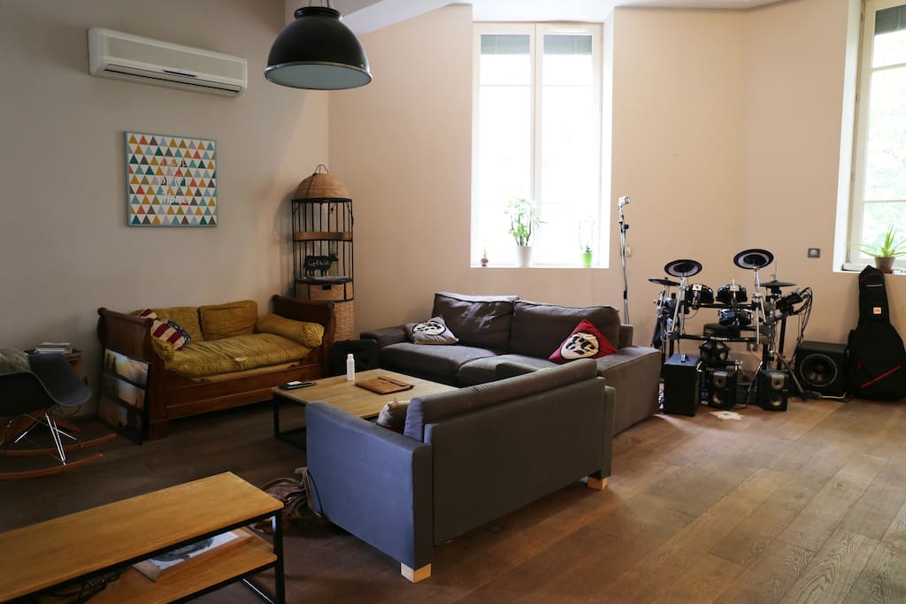 Un salon spacieux et cosy pour se prélasser après une balade en ville !