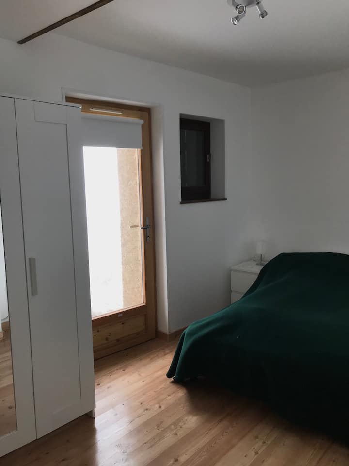 Спална соба 3 со врата кон задниот дел од куќата