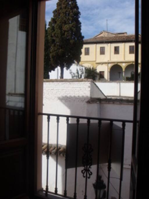 Cautivadora vista de frente, al convento