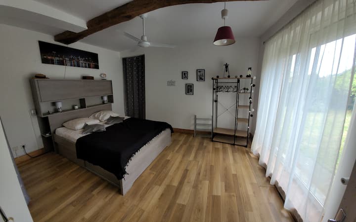 Habitación principal en la planta baja con baño privado con cama de 160