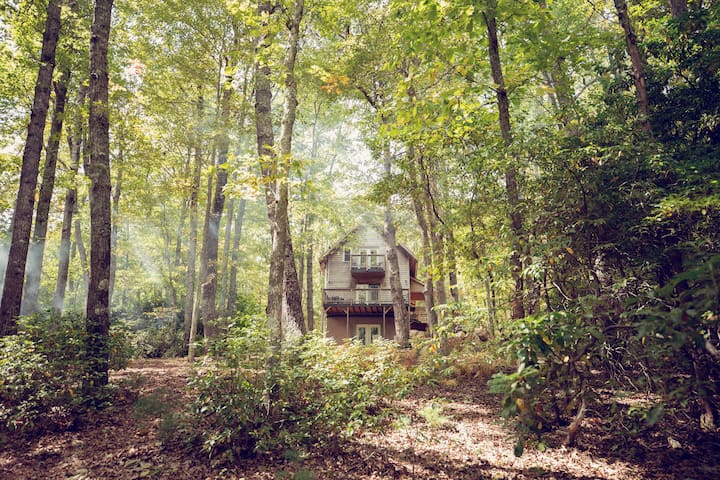Cute Cabin w/ hot tub, walk to Chateau Morrisette - Cabins ...