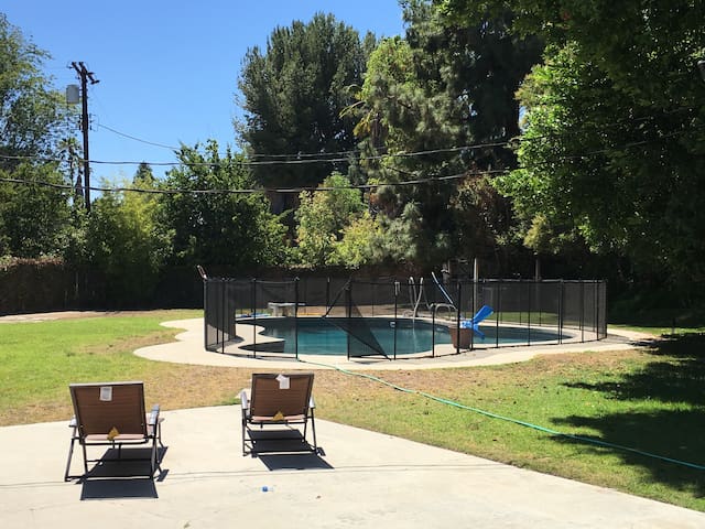Northridge Cul-de-Sac Pool Charmer (walk to CSUN)