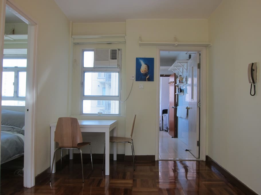 The table is extendable, up to 6 people