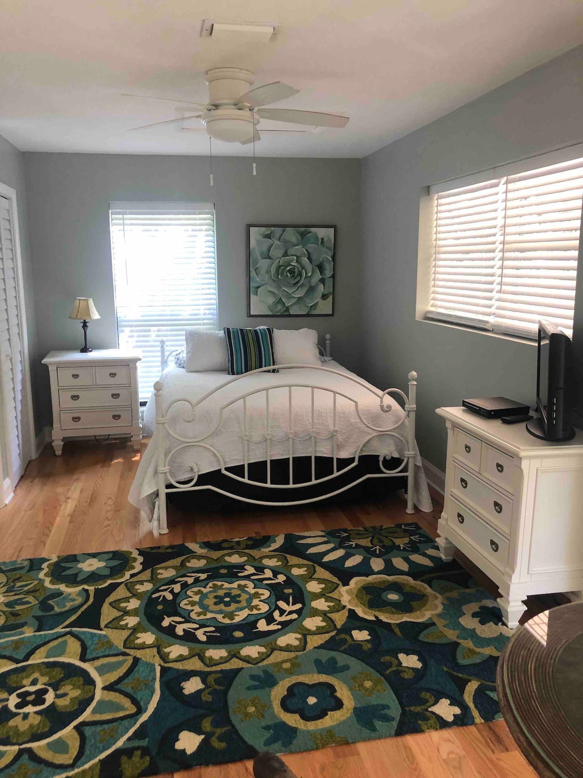 غرفة نوم علوية بسرير بحجم ملكي وإمكانية الوصول إلى سطح خاص من الطابق الثاني وأرجوحة أرجوحة شبكية بين الأشجار. 