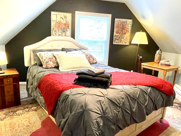 Le Classique, Sérénissime. Élégant. Iron Ore, un gris noir spécifique, signifie la force, la sécurité, la maturité, la fiabilité. Les photos de Chagall rendent l'art, vous ne pensez pas ? Un grand miroir sur le côté invite à du yoga, peut-être sur le tapis oriental doux. Namaste.