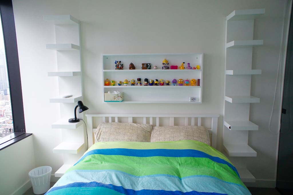 Very comfortable Queen bed.