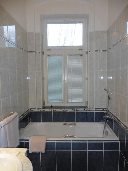 Suite No 3 - bathtube