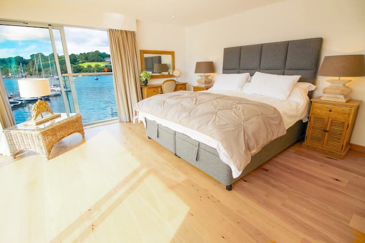 Suite principal, cama Superking, televisión , armario y que conduce a la terraza superior.