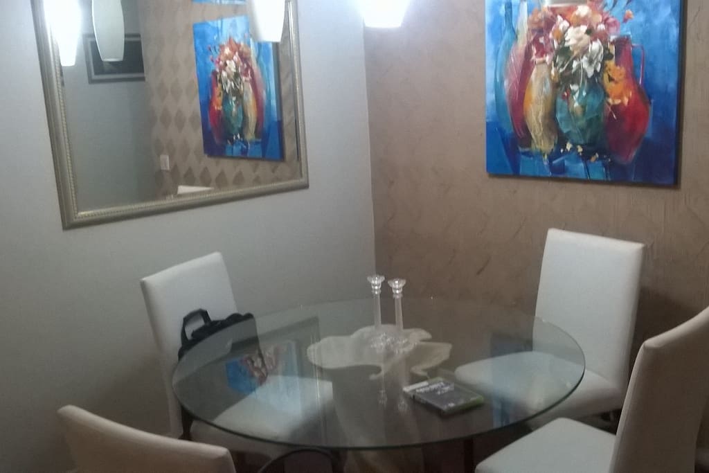 mesa de jantar em ambiente bem decorado