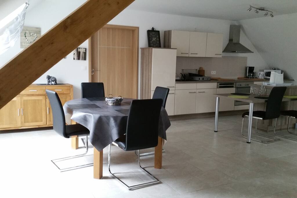 vue de l'entrée sur la salle à manger et la cuisine