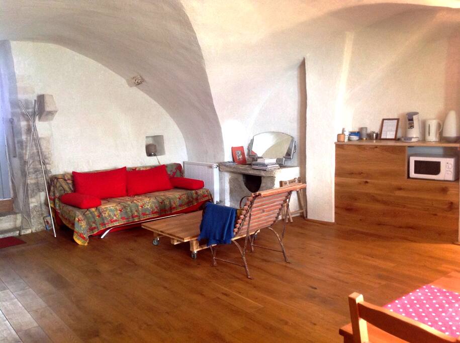 Pièce voûtée de 45m2 avec coin salon/couchage